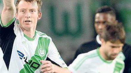 Mittendrin. Maximilian Arnold (l.) hat Diego nach rechts verdrängt. Foto: dpa