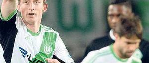 Mittendrin. Maximilian Arnold (l.) hat Diego nach rechts verdrängt. Foto: dpa