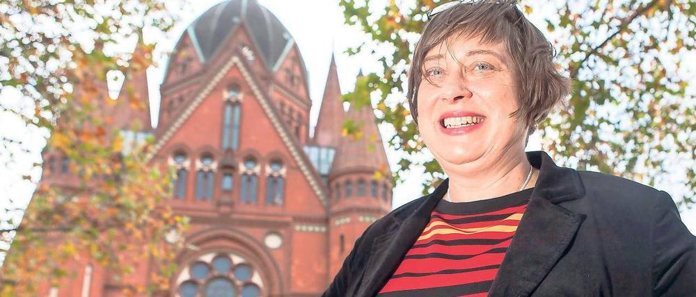 Entscheidung für die Flüchtlinge. Pfarrerin Dagmar Apel vor dem Jubiläumsgottesdienst in der Heilig-Kreuz-Kirche. 