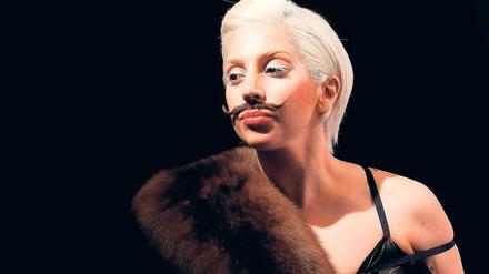 Der Bart ist dran. So ging Lady Gaga im Berghain auf die Bühne. Mehrere hundert Anhänger empfingen den Popstar schon am Mittwoch am Potsdamer Platz – der lag dann in Tiergagarten. Eine Gruppe Jugendlicher war extra aus Polen angereist und hatte vorm Hotel Ritz Carlton übernachtet. Fotos: Kai-Uwe Heinrich, dpa