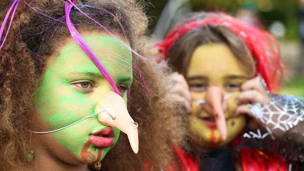 "Süßes, sonst gibts Saures!" An Halloween sind zahlreiche Kinder als Hexen und Gespenster verkleidet unterwegs.