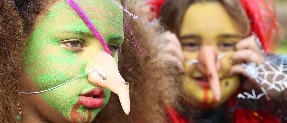 "Süßes, sonst gibts Saures!" An Halloween sind zahlreiche Kinder als Hexen und Gespenster verkleidet unterwegs.