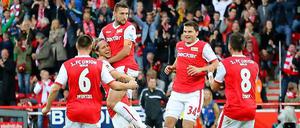 kapitän im Höhenflug. Torsten Mattuschka (oben).