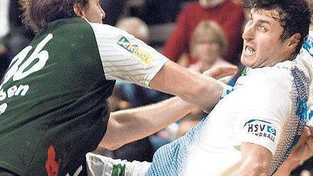 Gestatten, Duvnjak – überragender Spielmacher. Den Füchsen um Jesper Nielsen (l.) gelang es nicht, Hamburgs Dreh- und Angelpunkt einzuschränken. Foto: dpa