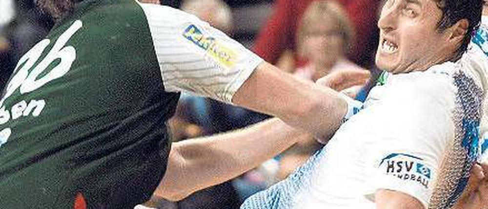Gestatten, Duvnjak – überragender Spielmacher. Den Füchsen um Jesper Nielsen (l.) gelang es nicht, Hamburgs Dreh- und Angelpunkt einzuschränken. Foto: dpa