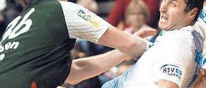 Gestatten, Duvnjak – überragender Spielmacher. Den Füchsen um Jesper Nielsen (l.) gelang es nicht, Hamburgs Dreh- und Angelpunkt einzuschränken. Foto: dpa