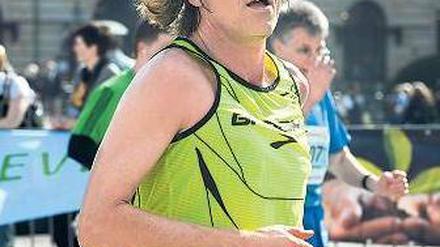Läuft. Der Journalist Hajo Schumacher schreibt als Achim Achilles Kolumnen und Bücher übers Laufen. Und natürlich läuft er auch selbst – wie hier den Halbmarathon 2011 in Berlin. Foto: dpa