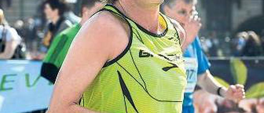 Läuft. Der Journalist Hajo Schumacher schreibt als Achim Achilles Kolumnen und Bücher übers Laufen. Und natürlich läuft er auch selbst – wie hier den Halbmarathon 2011 in Berlin. Foto: dpa