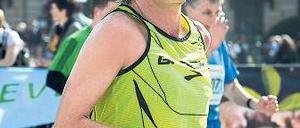 Läuft. Der Journalist Hajo Schumacher schreibt als Achim Achilles Kolumnen und Bücher übers Laufen. Und natürlich läuft er auch selbst – wie hier den Halbmarathon 2011 in Berlin. Foto: dpa