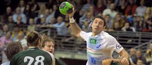 Hamburg obenauf. Blazenko Lackovic (M.) vom HSV Hamburg setzt sich gegen Konstantin Igropulo von den Füchsen Berlin durch.