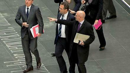 Da geht's lang: SPD-Politiker Thomas Oppermann (links) und Bundesinnenminister Hans-Peter Friedrich (CSU, Mitte) führen die AG "Innen und Recht".