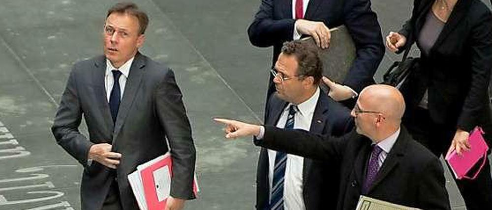 Da geht's lang: SPD-Politiker Thomas Oppermann (links) und Bundesinnenminister Hans-Peter Friedrich (CSU, Mitte) führen die AG "Innen und Recht".