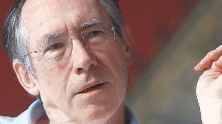 Ein Seher. Ian McEwan, 65, hat mit 13 Jahren schon Fotos von der Mauer gemacht. Foto: AFP