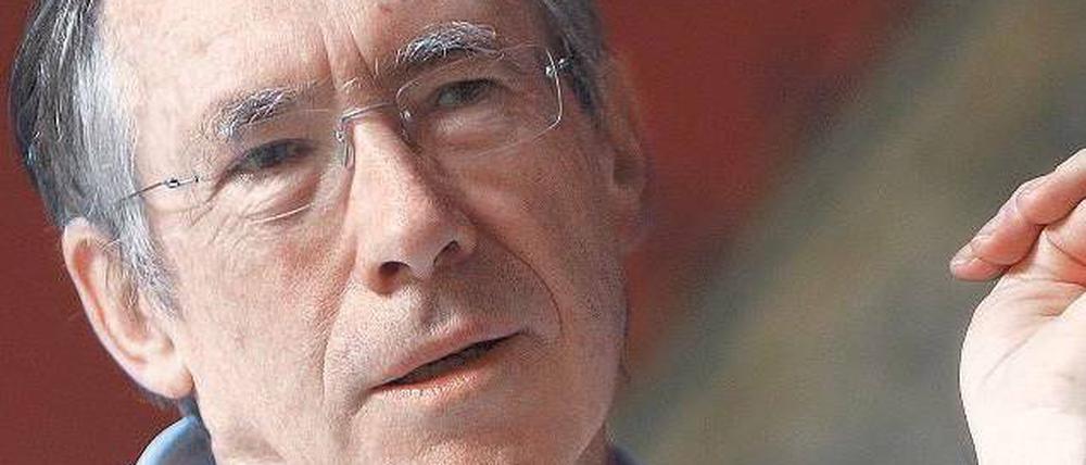 Ein Seher. Ian McEwan, 65, hat mit 13 Jahren schon Fotos von der Mauer gemacht. Foto: AFP
