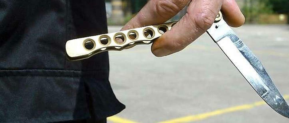 Messer gelten bei manchen männlichen Schülern als Statussymbol. Dieses Foto entstand bei der Bremer Aktion "Drückt Eure Waffen in die Tonne", bei der es darum ging, verbotene Waffen von Schulhöfen zu verbannen.