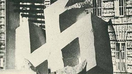 Unterm Hakenkreuz. Viele Lehrende arrangierten sich mit den Nazis. Mit dieser Installation wies die UdK 1983 auf eine Vortragsreihe zu ihrer Rolle ab 1933 hin. 