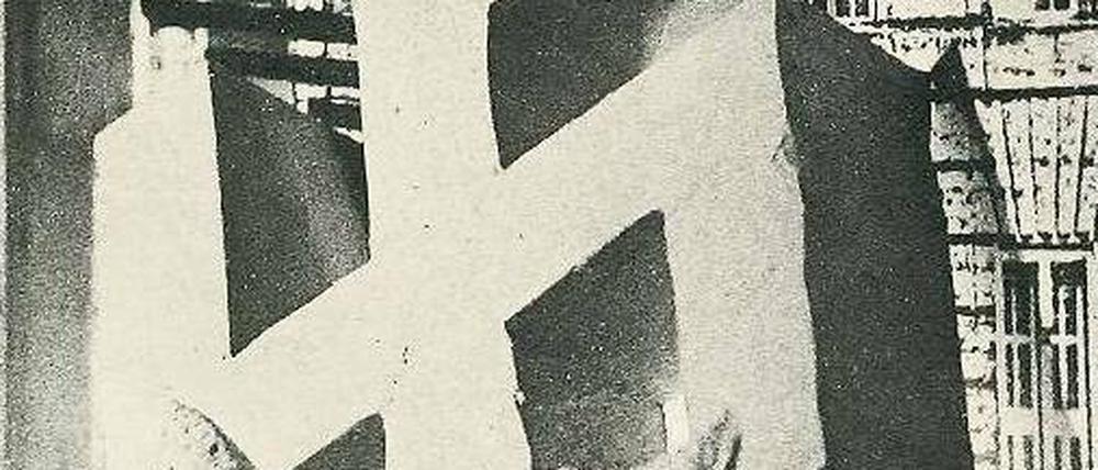Unterm Hakenkreuz. Viele Lehrende arrangierten sich mit den Nazis. Mit dieser Installation wies die UdK 1983 auf eine Vortragsreihe zu ihrer Rolle ab 1933 hin.