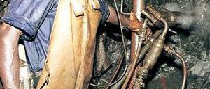 Schatzsuche. Unter extremen Bedingungen wird in dieser 2500 Meter tiefen Mine in Südafrika nach Gold gesucht. Die tiefsten Stollen reichen sogar bis in knapp vier Kilometer Tiefe. 