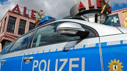 Ein Polizeiwagen steht am Alexanderplatz