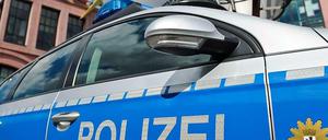 Ein Polizeiwagen steht am Alexanderplatz