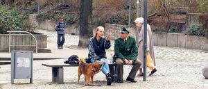 Ein Mann redet mit einem Polizisten
