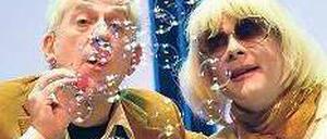 Pusten sich eins. Zwei große Berliner Entertainer unter sich. Foto: Promo/Oliver Fantitsch