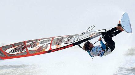 Luftfahrt auf dem Wasser. Der Deutsche Philip Köster springt höher als der Rest der Weltelite im Windsurfen. Foto: p-a/dpa