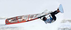 Luftfahrt auf dem Wasser. Der Deutsche Philip Köster springt höher als der Rest der Weltelite im Windsurfen. Foto: p-a/dpa