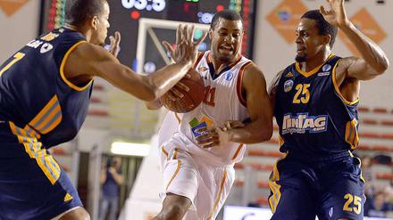 Alex King (l.) und Cliff Hammonds versuchen Roms Jordan Taylor zu stoppen.