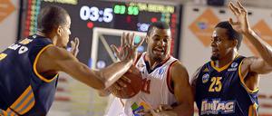 Alex King (l.) und Cliff Hammonds versuchen Roms Jordan Taylor zu stoppen.