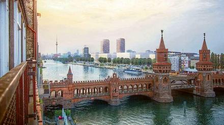 Blick auf die Oberbaumbrücke und die zwei geplanten Hochhäuser Max und Moritz.
