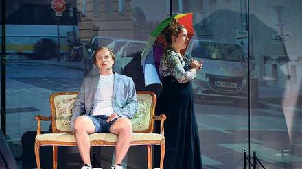 Draußen ist drinnen. Szabolzs Hamori (Don Alfonso) und Valentyna Halushko (Dorabella) in der Inszenierung von Clara Hinterberger. 