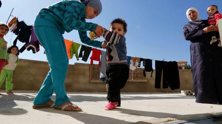Kleiner Junge, der vermutlich Polio hat