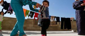 Kleiner Junge, der vermutlich Polio hat