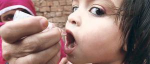 Gefährliche Aufgabe. In Pakistan, wo diese Aufnahme entstand, wurden Impfhelfer von Islamisten ermordet. Foto: dpa