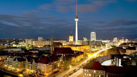 Der Fernsehturm, alias "Telespargel"Die Assoziation an eine Stange Spargel liegt nahe, doch der Spitzname "Telespargel" setzte sich nicht durch. Ursprünglich erhielt der Fernsehturm nach Walter Ulbricht den abschätzigen Spitznamen „St. Walter“. Daraufhin soll mit dem Begriff "Telespargel" versucht worden sein, einen anderen Kosenamen zu etablieren.