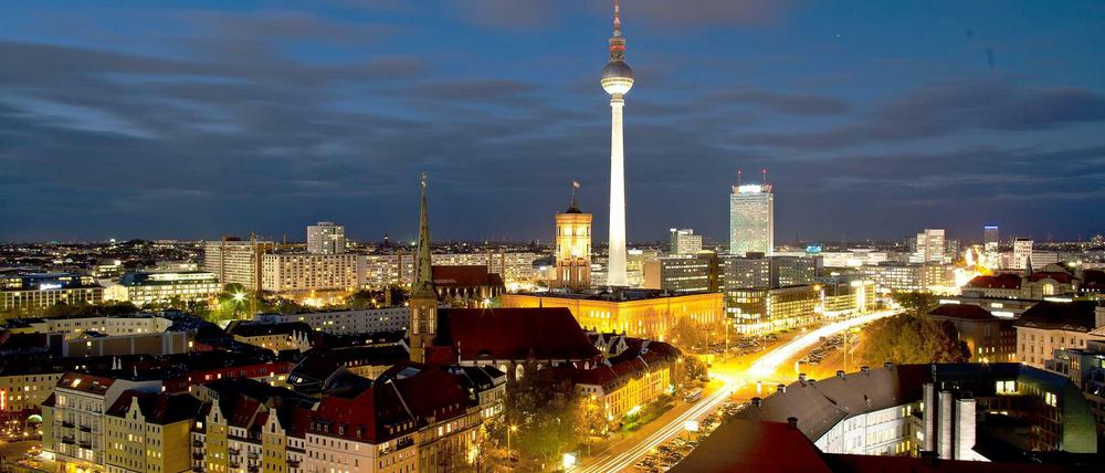 Der Fernsehturm, alias "Telespargel"Die Assoziation an eine Stange Spargel liegt nahe, doch der Spitzname "Telespargel" setzte sich nicht durch. Ursprünglich erhielt der Fernsehturm nach Walter Ulbricht den abschätzigen Spitznamen „St. Walter“. Daraufhin soll mit dem Begriff "Telespargel" versucht worden sein, einen anderen Kosenamen zu etablieren.