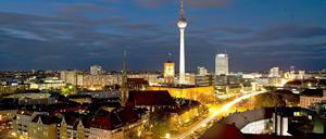 Der Fernsehturm, alias "Telespargel"Die Assoziation an eine Stange Spargel liegt nahe, doch der Spitzname "Telespargel" setzte sich nicht durch. Ursprünglich erhielt der Fernsehturm nach Walter Ulbricht den abschätzigen Spitznamen „St. Walter“. Daraufhin soll mit dem Begriff "Telespargel" versucht worden sein, einen anderen Kosenamen zu etablieren.