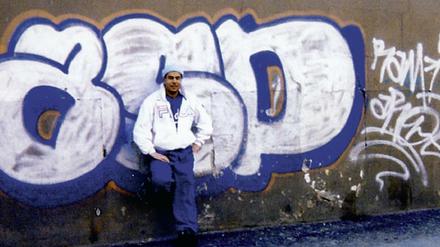 Sprayername "Aro": Arye Shalicar mit 16 Jahren vor einem seiner Graffitis in der Stettiner Straße.