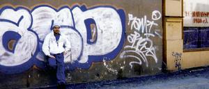 Sprayername "Aro": Arye Shalicar mit 16 Jahren vor einem seiner Graffitis in der Stettiner Straße.