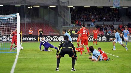 Auf den ersten Blick. Die Uefa setzt weiter auf Torrichter (wie hier in der Europa League), auch die DFL verzichtet bis aus weiteres auf ein Torkamera-System. 