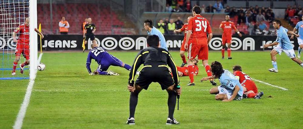 Auf den ersten Blick. Die Uefa setzt weiter auf Torrichter (wie hier in der Europa League), auch die DFL verzichtet bis aus weiteres auf ein Torkamera-System.