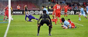 Auf den ersten Blick. Die Uefa setzt weiter auf Torrichter (wie hier in der Europa League), auch die DFL verzichtet bis aus weiteres auf ein Torkamera-System. 