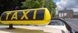 6000 Arbeitsplätze der fest angestellten Taxi-Fahrer in Berlin wären durch die Einführung eines Mindestlohns bedroht. Das wäre jeder zweite Job. 