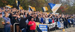 Selbst altgediente FCC-Fans lagen sich in den Armen und unterdrückten notdürftig heiße Tränen der Freude.