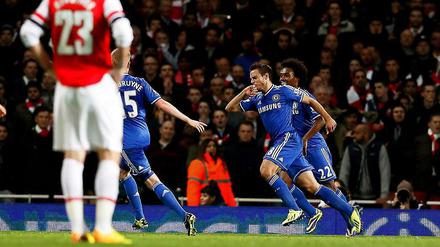 Chelseas Cesar Azpilicueta (2. v. r.) feiert sein Führungstor.
