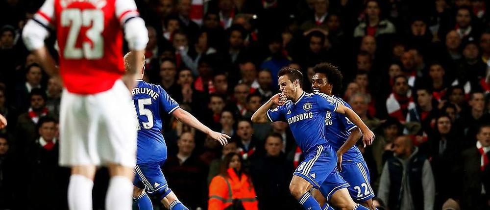 Chelseas Cesar Azpilicueta (2. v. r.) feiert sein Führungstor.