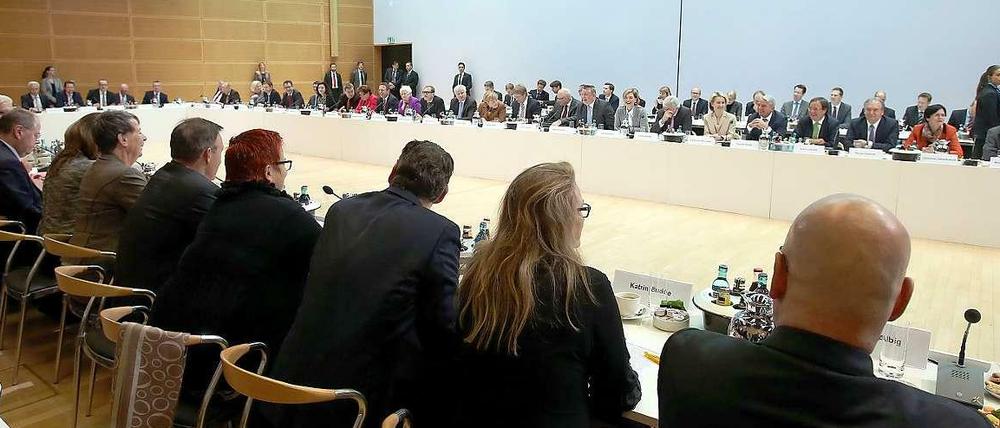 Das wird nicht nur eine Große, sondern eine sehr Große Koalition: Vertreter von Union und SPD beim Auftakt der Koalitionsgespräche. 