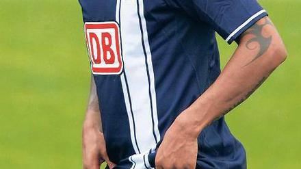 Blau steht ihm gut. Im Jahr 2007 (rechts) verließ Kevin-Prince Boateng nach 42 Bundesligaspielen Hertha BSC. 