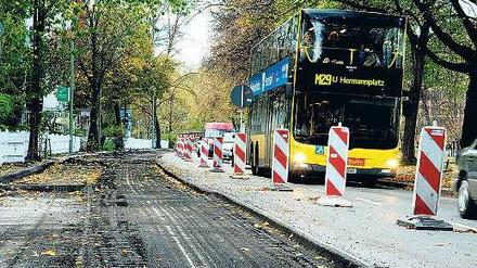 Seit Montag wird die Straße am Lützowufer in Richtung Osten saniert. Es geht dort am Landwehrkanal nur einspurig voran. 